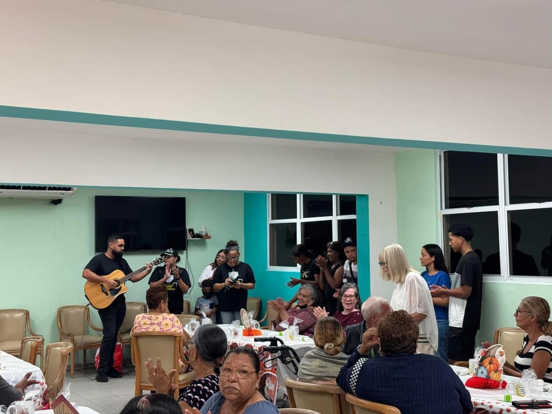 Grupo de amigos compartiendo un momento de comunidad